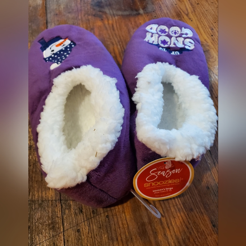 Snoozies women's rubberized slipper socks in size LARGE (9-10) shoe size